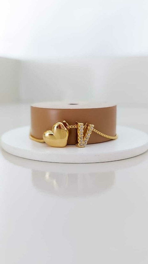 Colar inicial cravejada e coração