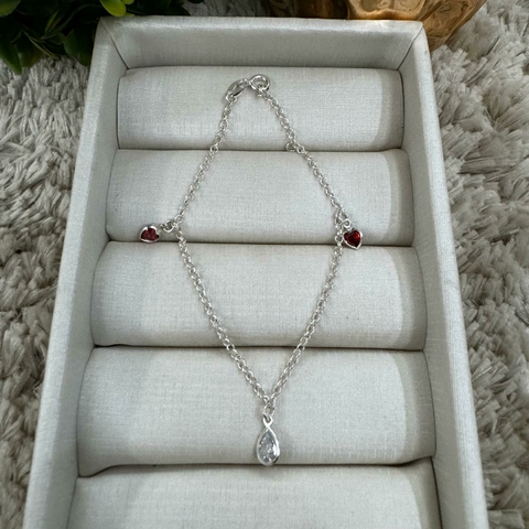 Pulseira com pingente de gota transparente e corações vermelhos em zircônia