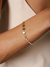 Pulseira Dourada De Pérolas & Plaquinhas na internet