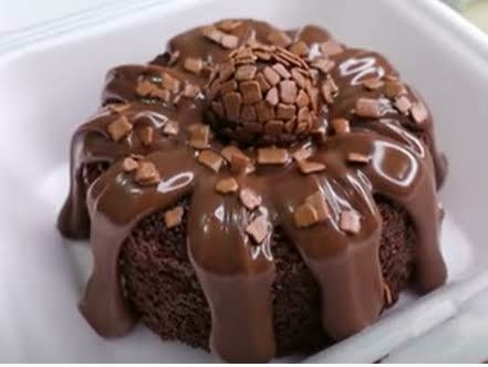 Mini bolo de chocolate com cobertura de chocolate