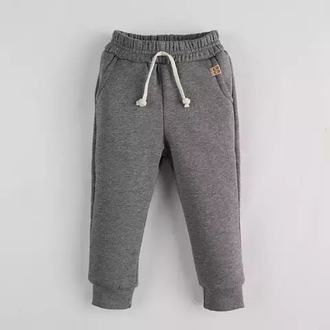 Jogger con friza gris topo