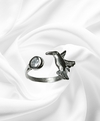Anillo diseño colibrí y piedra blanca. Regulable.
