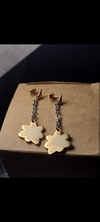 Colgante con cadena y dije floral y mini circonia incrustada. Tipo pasante.