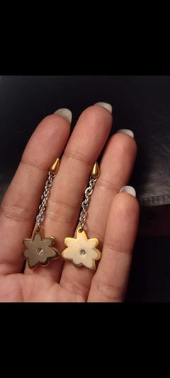 Colgante con cadena y dije floral y mini circonia incrustada. Tipo pasante. - comprar online