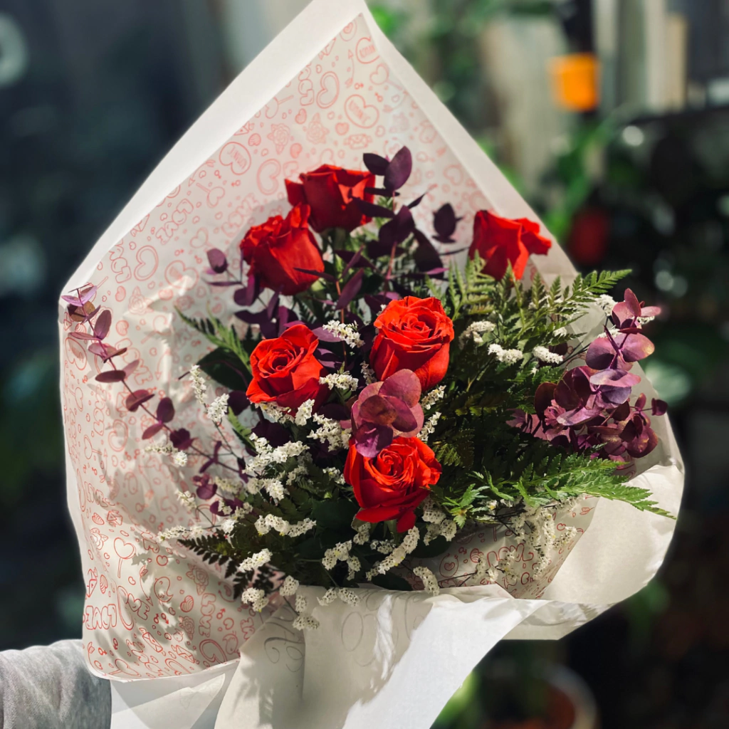 RAMO 6 ROSAS EN CAIDA