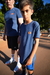 CAMISETA AZUL ESCURA LOGO LARANJA MASCULINA na internet