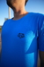CAMISETA AZUL CLARA LOGO PRETA MASCULINA na internet