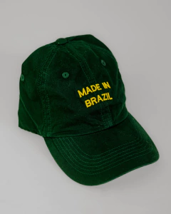 Boné verde escuro com bordado amarelo escrito "Made in Brazil"