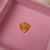 Dije de corazón con rayitas