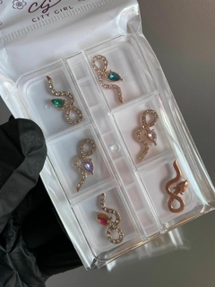 Serpientes cruzadas con strass de colores