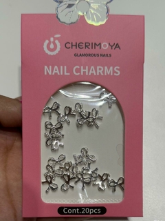 Dijes metalizados mariposas y moños Cherimoya - Beauty Insumos