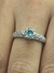 Anel solitário modinha moissanite azul 6,5MM e brancas 1,3MM