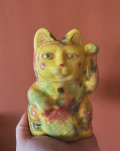 Gatito afortunado amarillo