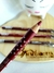 Lápis de boca Ultra Easy cor marsala da Ruby Kisses em destaque com fundo desfocado