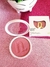 Blush compacto cor Barbie Nina Make Up Instant Blush aberto com embalagem ao lado sobre superfície rosa glitter
