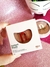 Blush compacto Instant Blush cor Coral da marca Nina Make Up em embalagem branca com detalhes em vermelho e texto informativo sobre efeito natural, alta cobertura e acabamento matte, sobre fundo rosa brilhante