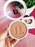 Blush compacto cor coral da marca Nina Make Up com embalagem redonda branca 