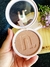 Contorno compacto Instant Matte cor Honey da Nina Make Up em embalagem branca com tampa transparente, sendo segurado por uma mão feminina.
