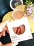 Contorno compacto Instant Matte cor Honey da Nina Make Up com embalagem branca e produto aberto ao fundo