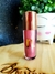 Gloss labial rosa com brilho Instant Glow cor Diamond da Nina Make Up em frasco com tampa dourada