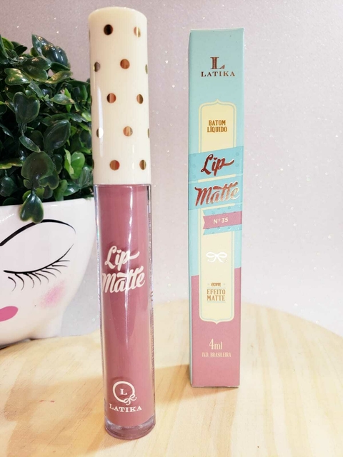 Batom líquido Lip Matte N 35 da marca Latika, com embalagem colorida e tampa branca com bolinhas, ao lado de sua caixa.