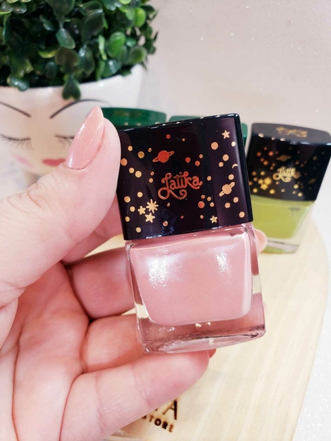 Esmalte cremoso na cor creme de pêssego da marca Latika.