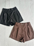 Short Engomado con Pinza