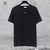 Playera negra Off White con cuello redondo colgada sobre fondo de pared gris