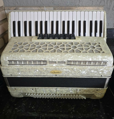 Acordeon Stradella 3ª de voz - 120 baixos