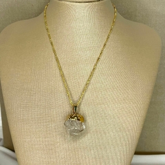 COLAR COM PINGENTE CRISTAL