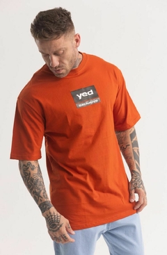 CAMISETA OVERSIZED COM APLICAÇÃO EM COURINO YED EXCLUSIVE - loja online