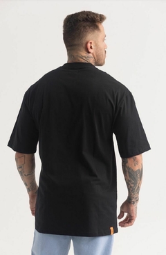 CAMISETA OVERSIZED COM APLICAÇÃO EM COURINO YED EXCLUSIVE - comprar online
