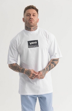 CAMISETA OVERSIZED COM APLICAÇÃO EM COURINO YED EXCLUSIVE - comprar online