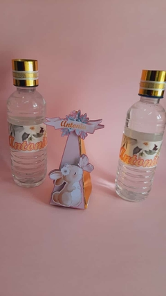 Botella de agua y cajita triangular