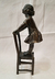 ANTIGUA FIGURA DE BRONCE NIÑA SOBRE SILLA FIRMADA NICK JB DEPOSEE PARIS. - Antigüedades Bennú 