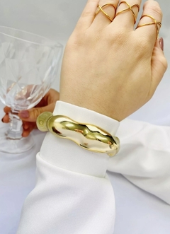 Bracelete orgânico laminado dourado