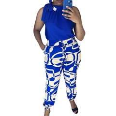 Calça feminina jogger com estampa azul e branca, combinada com blusa azul, destacando um look moderno e casual.