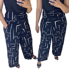 Calça pantalona Elise com estampa geométrica em preto e branco, vista frontal e lateral, usada por uma modelo.