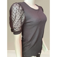 Camiseta feminina canelada com mangas de tule e poás.