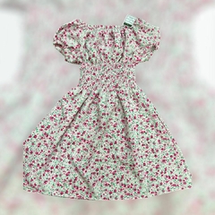 Vestido ciganinha infantil com estampa floral em tons de rosa e verde.
