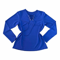 Blusa feminina de lanzinha manga longa na cor azul, com gola V e detalhe de corda na frente.