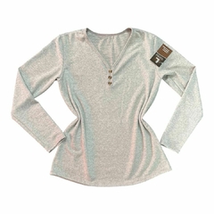 Blusa feminina de lanzinha manga longa, gola V, com botões na parte frontal, na cor cinza.