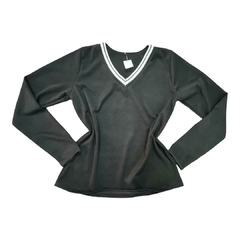 Blusa feminina de manga longa na cor preta com detalhe em gola V branco.