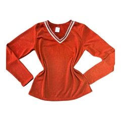 Blusa feminina de manga longa na cor laranja com decote em V e detalhe em branco na gola.