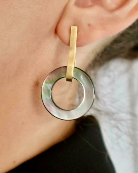 Brinco Summer com madrepérola escura