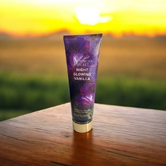 Loção Hidratante Night Glowing Vanilla Victoria's Secret 236ml - comprar online