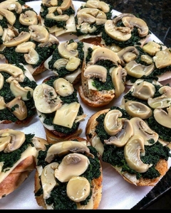 Bruschettas de espinaca, queso y chaminiones