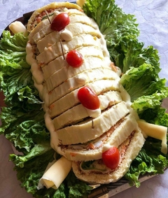 Pionono de zanahoria, huevo, queso, lechuga y tomate