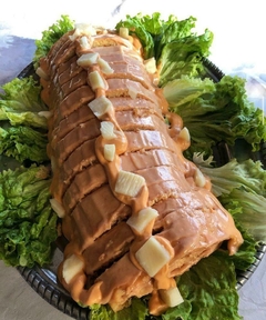 Pionono de ananá, palmitos y salsa golf