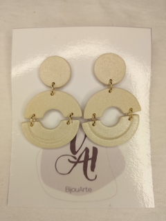 Aro colgante natural con detalles de argollitas en dorado